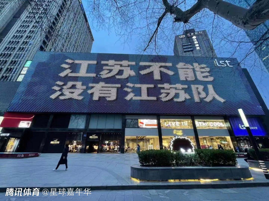 因此，补强后防已经成为了米兰冬窗的优先事项，他们的目标有基维奥尔和朗格莱两人。